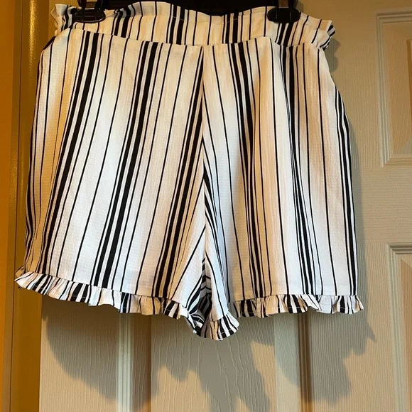 Love Striped Black & White Paper Bag Shorts w/Pockets & Tie-Waist, Size Medium - Picture 12 of 12